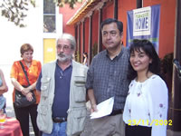 Los organizadores con Miguel G�mez, posando para Lincoy�n Parada (39,453 bytes)